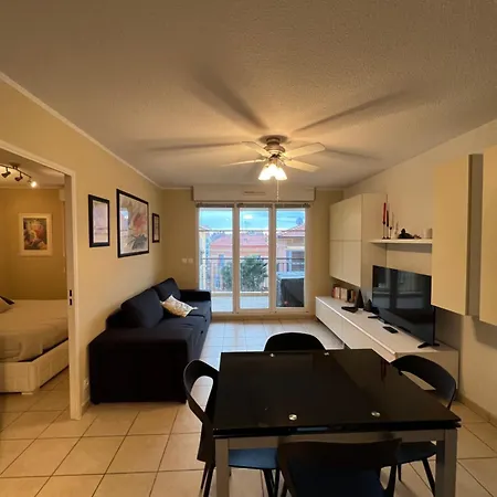 Apartament Bilocale Centro, Terrazzo E Parking Privato Mentona